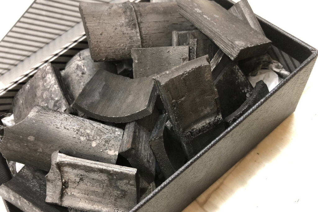 箱に積まれた竹炭の写真